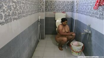 Bhabhi Taking Bath