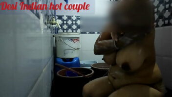 Desi Hot Aunty Bath