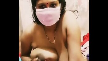 Hot Aunty Showing Her Boobs