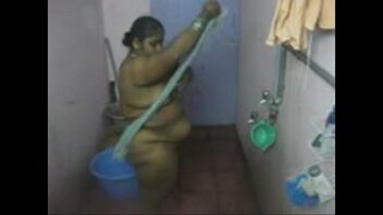 Tamil Aunty Nude Bathing