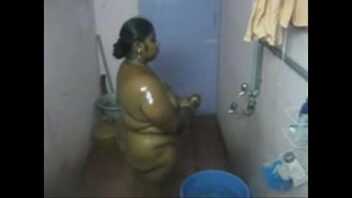 Sexy Aunty Bathing Video